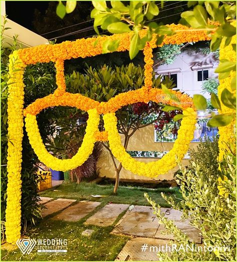 Photo Booth For Mehendi, Traditional Photo Booth Ideas, Haldi Ceremony Photo Booth, Mehendi Photo Booth Ideas, Selfie Booth Ideas Backdrops, Haldi Photo Booth Ideas, Rudrabhishek Decoration, Haldi Backdrop Ideas, Photo Booth Ideas Wedding Indian