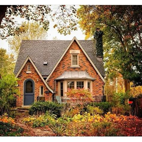 Tudor Cottage, Bungalow Homes, Tudor Style Homes, Red Brick House, Casa Vintage, Brick Exterior House, Victorian Cottage, Dream Cottage, Design Room