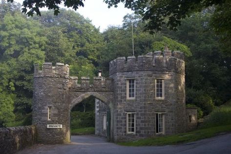 Castle Gatehouse, Tiny Castle, Castle House Plans, Small Castle, British Castles, Woodland Gardens, Small Castles, Castle Gardens, Castle Gate