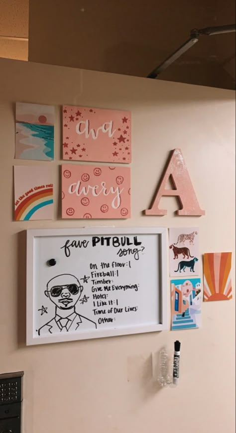 College Door White Board Ideas, Dorm Doors Ideas, Dorm White Board Ideas Door, Dorm Door Ideas College, Whiteboard Room Decor, Dorm Hallway Aesthetic, Collage Door Ideas, Door Dorm Decorations, Dorm Sign Ideas