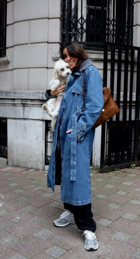 Jeans Overcoat For Women, Long Demin Jacket Outfit, Demin Trench Coat Outfit, Long Jean Coat Outfit, Denim Trench Coat Outfit Street Chic, Denim Trench Coat Street Style, Denim Trench Coat Outfit 2024, Long Jeans Jacket Outfit, Jean Trench Coat Outfit