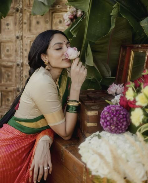 Shobhita Dhulipala Saree, Shobita Dhulipala, Shaadi Aesthetic, Violin Photography, Sobhita Dhulipala, Ethnic Lehenga, Beach Mandap, Mandap Seating, Naga Chaitanya