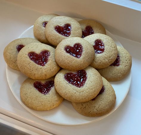 Heart Cookies Recipe, Pinterest Cookies, Cookies Heart, Jam Thumbprint Cookies, Heart Sugar Cookie, Heart Shaped Food, Jelly Cookies, Jam Cookies, Shaped Cookies