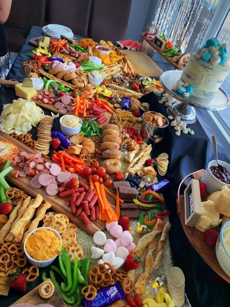 grazing table for kids/teenagers party. Food Grazing Table Ideas, Grazing Table Birthday Party, Kids Party Platters Ideas, Kids Party Platters, Grazing Platter Ideas For Kids, Grazing Table Parties, Kids Party Snack Table, Kids Party Buffet, 50th Birthday Grazing Table