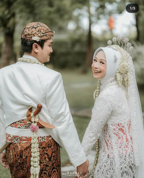 Akad Nikah Photography, Nikah Adat Jawa, Foto Akad, Pose Foto Pernikahan, Pose Pengantin, Javanese Wedding, Pose Wedding, Moodboard Wedding, Pre Wedding Photoshoot Props