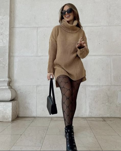 Midsize Fashion Winter, Early 2000 Fashion, Fashion 2023 Winter, Jumper Dress Outfit, 2023 Winter Fashion, Fashion Midsize, Winter Mode Outfits, 2000 Fashion, Midsize Fashion