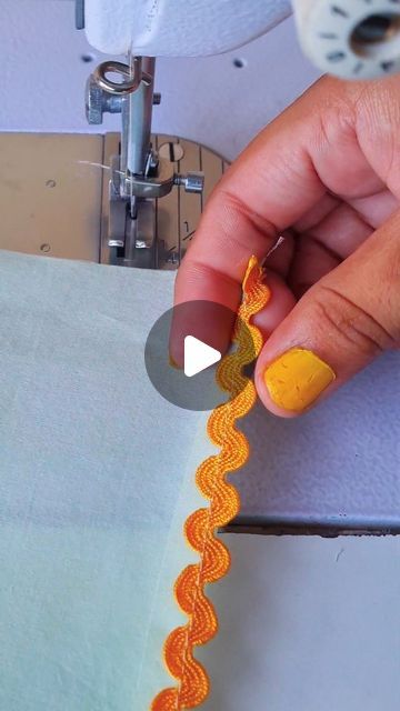 Sewing Hacks Videos, Sowing Tricks, Sewing Tips And Tricks, Sewing Machine Basics, Sewing Tutorials Clothes, Hacks Videos, Sewing Tips, Sewing Basics, Sewing Techniques