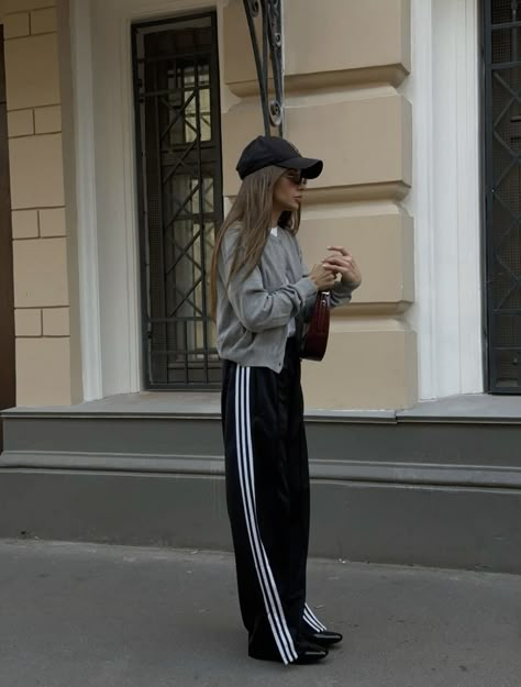 Copenhagen Style Autumn 2024, How To Style Adidas Pants, Adidas Wide Leg Pants Outfit, Adidas Pants Outfit Winter, Adidas Pants Outfit Fashion, Track Pants Outfit Casual, Adidas Track Pants Outfit Woman, Adidas Trousers Outfit, Styling Track Pants