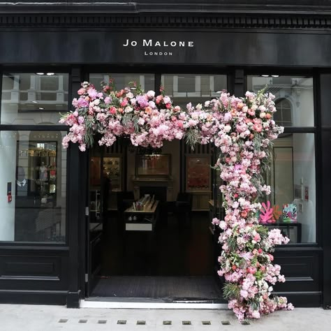 Boutique Entrance Ideas, Floral Entrance, Store Entrance, Flower Cafe, Flower Shop Design, Decoration Vitrine, Retail Store Interior Design, Nail Salon Decor, Storefront Design