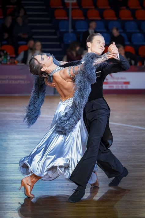 Latin Dance Aesthetic, Latin Hairstyles, Ballroom Dress Inspiration, Couples Dancing, Ballroom E Youkoso, Danza Latina, Dance Latin, Viennese Waltz, Ballroom Dance Competition