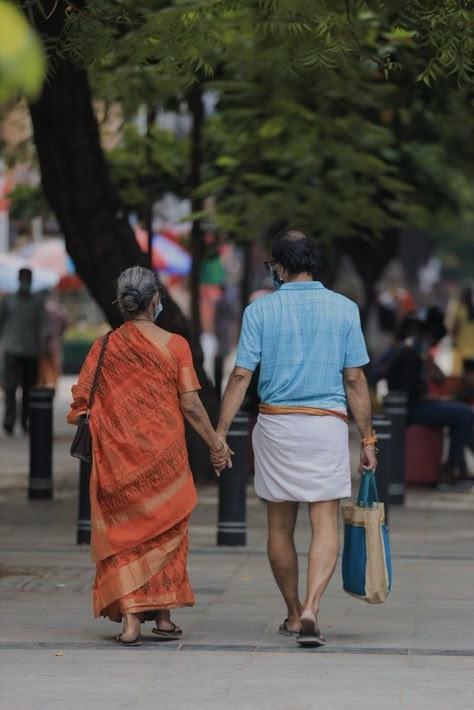 India Photography People, Chennai Street Photography, Indian Old Couple Photography, Indian People Photography, Indian Village Photography, Gesture Sketching, Rapid Sketching, South Indian Aesthetic, Old Couple Photography