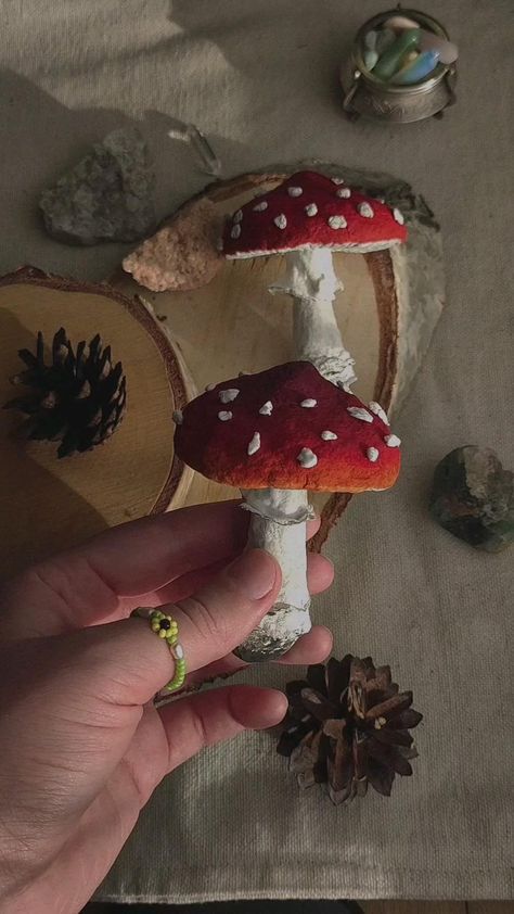 Mushroom Crafts, Pinterest Diy Crafts, Fairy Crafts, Paper Mache Crafts, Fun Easy Crafts, Diy Crafts To Do, Diy Crafts Hacks, Deco Floral, Easy Diy Art