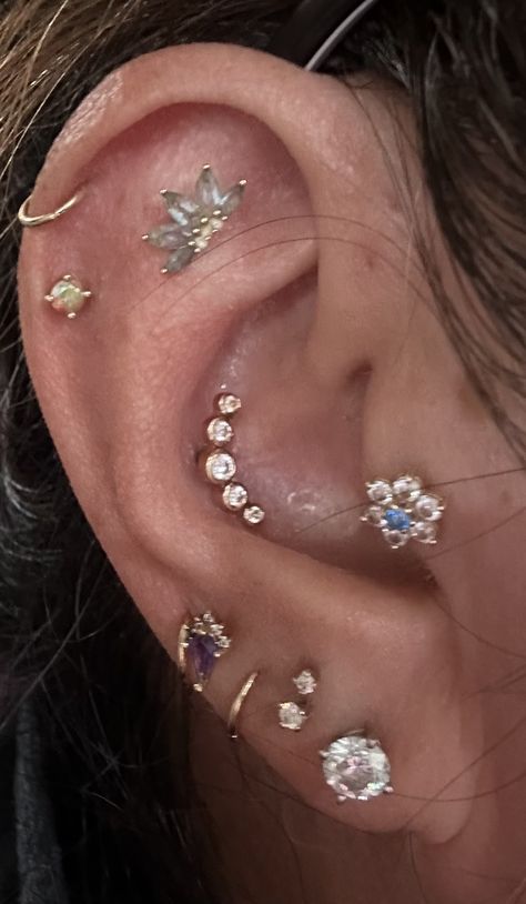 Ear Piercing Ideas Diamonds, Ear Jewelry Ideas Silver, Minimalist Piercing Ideas, Ear Curation Both Ears, Industrial With Helix Piercing, Ear Piercing Ideas Aesthetic Gold, Silver Ear Piercing Ideas, Lots Of Ear Piercings Silver, Decorated Ear Piercings