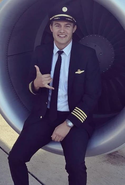 The Bachelorette's Peter the Pilot Is So Cute, He Can Get All My Roses Pilot Men Aesthetic, Emirates Pilot Uniform, Pilot Bf Aesthetic, Pilot Aesthetic Male, Pilot Uniform Men Aesthetic, Aesthetic Pilot Pictures, Male Pilot Aesthetic Airplane, Pilot Man, Pilot Uniform Men