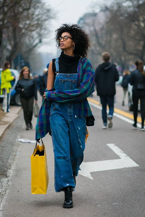 How to Wear Overalls in 8 Outfits | Who What Wear Overalls Outfit Fall, Jean Overall Outfits, Overalls Outfit Winter, Overalls Outfit Aesthetic, Black Overalls Outfit, Styling Overalls, Denim Overalls Outfit, Overalls Fall, Overall Outfits