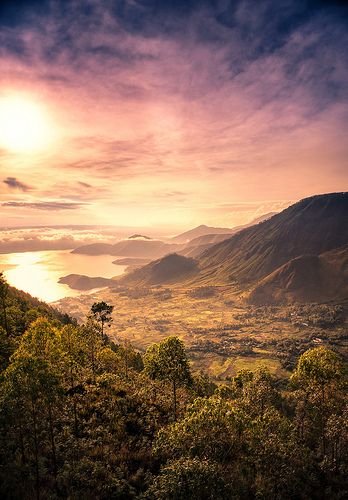 Lake Toba, Sunrise Lake, Padang, Paradise Island, Places Around The World, Lake View, Beautiful World, Java, Cool Places To Visit