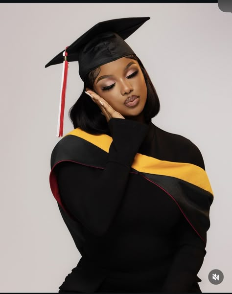 Nursing Graduation Pictures, College Graduation Photoshoot, College Graduation Pictures Poses, Graduation Look, Graduation Photography Poses, Headshots Women, College Graduation Pictures, 21st Birthday Photoshoot, Graduation Poses