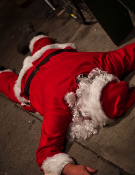 Funny Christmas Pfp, Funny Santa Pictures, Santa Aesthetic, Unsleeping City, Christmas Profile Pictures, Drunk Santa, Santa Claws, Meet Santa, Bad Santa