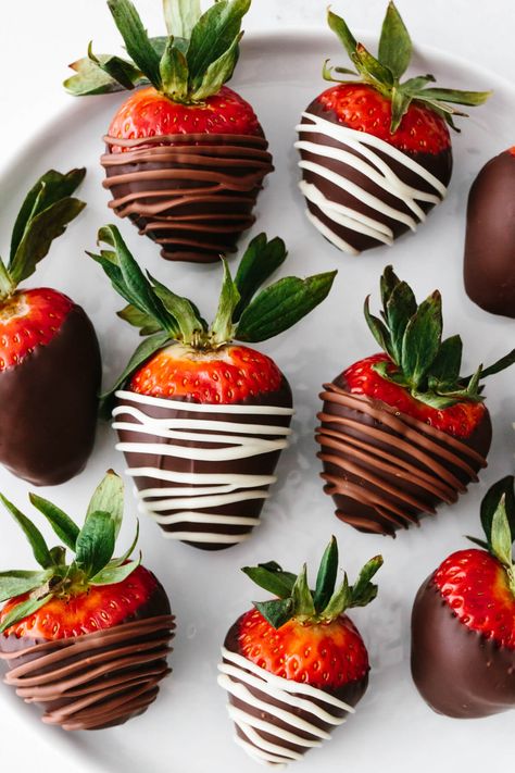 Make the perfect batch of chocolate covered strawberries (with tips!) for a delcious Valentine's Day dessert. Chocolate Covered Strawberries Recipe, Dipped Strawberries Recipe, Chocolate Covered Strawberry Recipe, Chocolate Pairings, Make Ahead Desserts, Chocolate Dipped Strawberries, Elegant Desserts, Strawberry Dip, Chocolate Brands