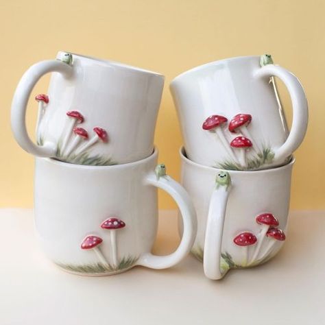 Animal Pottery Mugs, Ceramic Mug Mushroom, Mushroom Mug Ceramics, Mushroom Mugs, Frog And Mushroom, Pottery Pots, Diy Mugs, Sculptures Céramiques, Handmade Cups