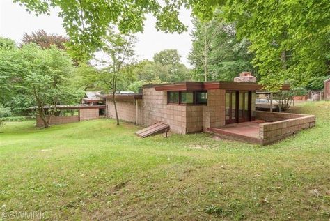 The Acres - Samuel Eppstein Residence / 11090 Hawthorne Dr, Galesburg, MI / 1948 / Usonian / Frank Lloyd Wright Frank Loyd Wright House, Frank Loyd Wright Houses, Prairie Style Architecture, Usonian Style, Frank Lloyd Wright Usonian, Frank Lloyd Wright Buildings, Frank Lloyd Wright Architecture, Frank Lloyd Wright Design, Frank Lloyd Wright Homes