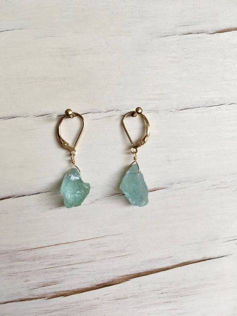 Raw Stone Earrings, Stone Jewelry Diy, Diy Gemstone Jewelry, Raw Gemstone Jewelry, Earring Dangle, Earrings Stone, Stone Dangle Earrings, Aquamarine Earrings, Gem Earrings