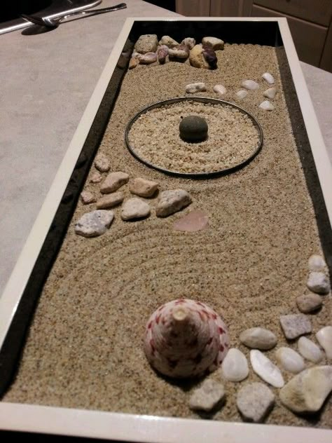 My mini Zen garden made with sand and objects personally found by me. Japanese Sand Garden, Jardin Zen Miniature, Mini Jardin Zen, Zen Garden Backyard, Indoor Zen Garden, Zen Sand Garden, Sand Garden, Miniature Zen Garden, Japanese Rock Garden