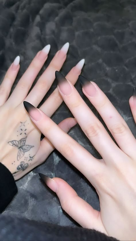 Aesthetic Black Nail Designs, Long Nails Black And White, Goth Nails Gel, Ombre Black And White Nails, Nails One Hand Black One Hand White, Y2k Aesthetic Nails Black, Baby Boomer Nero, Black To White Nails, White To Black Nails