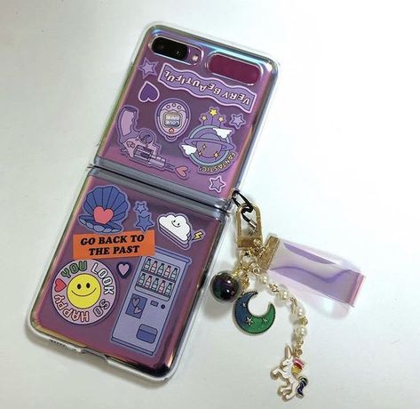 Kpop Phone Theme, Flip Phone Aesthetic, Cool Tech Gadgets Electronics, Kawaii Phone Case, Gadgets Technology Awesome, Cool Electronics, Flip Phone Case, Phone Theme, Samsung Galaxy Z Flip