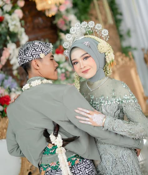 Adat Jawa Wedding Hijab, Pose Foto Pernikahan, Pose Pengantin, Pose Wedding, Moodboard Wedding, Pose Prewedding, Kebaya Wedding, Muslim Wedding Photography, Adat Jawa