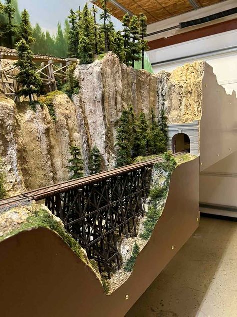 O / On30 layout update - Bill's - Model railroad layouts plansModel railroad layouts plans Shelves Layout, Mountain Garden, Ho Scale Train Layout, N Scale Model Trains, Model Railway Track Plans, Garden Railway, Old School Toys, Train Miniature, Ho Scale Trains