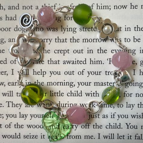 Pink And Green Bead Bracelet, Pink Green Cottagecore, Cute Green Bracelet, Pink And Green Beaded Bracelets, Pink And Green Beaded Necklace, Green And Pink Jewellery, Green And Pink Bracelet, Green Bracelet Aesthetic, Green Bracelet Beads