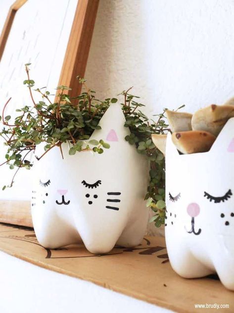 Diy: Kitty Planters from Plastic Bottles • Recyclart Recycler Diy, Plastik Recycling, Plastic Bottle Planter, Diy Recycled Projects, Reuse Plastic Bottles, Plastic Bottle Art, Diy Plastic Bottle, Inexpensive Crafts, Cute Diy Projects