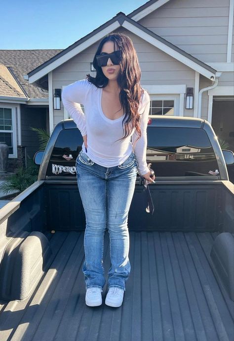 What To Wear With Miss Me Jeans, Mexico Independence Day Outfit, Latina Bootcut Jeans Outfit, 83 Degree Weather Outfits, Hispanic Women Fashion, Cute Outfits With Bootcut Jeans, Copy N Paste Latina Outfit Ideas, Outfits For School Latina, Cute Outfits Latina