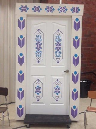 Elsa's Door From the Movie Frozen : 4 Steps (with Pictures) - Instructables Frozen Jr Musical Props, Frozen Mural, Frozen Props, Frozen Junior, Crystals Bedroom, Frozen Bedroom Decor, Frozen Theme Room, Frozen Inspired Bedroom, Frozen Room Decor