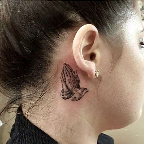 32 Tattoos Behind the Ear - The Pros and Cons - TattoosWin Money Bag Tattoo Behind Ear, Praying Hands Tattoo Design, Money Bag Tattoo, Pirate Ship Tattoo, 777 Tattoo, Behind The Ear Tattoo Ideas, Praying Hands Tattoo, Behind Ear Tattoos, Tattoo On Shoulder