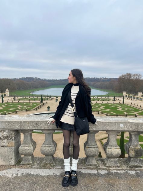 Versailles Outfit Ideas Fall, Versailles Aesthetic Outfit, Outfit Ideas France, Barcelona Outfits February, Fashion In France Outfits, England Aesthetic Outfit Winter, May Paris Outfits, Versailles Palace Outfit, London Outfit March