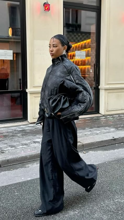 All Black Nyc Outfit, Minimalist Winter Outfits Women, Baggy All Black Outfits, Oversized Outfit Black Women, All Black Fits Street Styles, Copenhagen Street Style Winter 2024, Activity Date Outfit, Black Trouser Outfit Ideas, Fashion Killa Winter