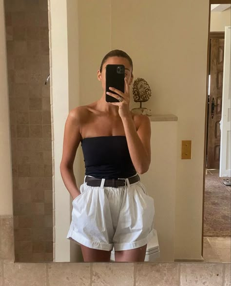 Linen Shorts Outfit, White Shorts Outfit, Tube Top Outfits, Black Tube Top, Looks Pinterest, Summer Vacation Outfits, Europe Outfits, Shorts Outfit, Summer 24