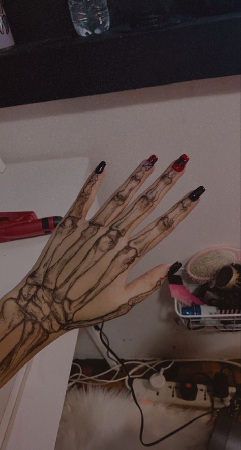 Skull Drawing On Hand, Hand Tattoos Skeleton, Drawings On Hands, Tattoos Skeleton, Drawing Skeleton, Drawing On Hand, Skeleton Hands Drawing, Dr Tattoo, Hands Drawing