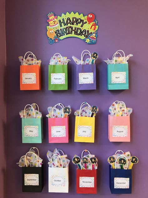 Birthday Chart Classroom, Preschool Birthday, Birthday Board Classroom, Birthday Bags, Class Birthdays, Birthday Bulletin Boards, Birthday Bulletin, Diy Preschool, Preschool Bulletin