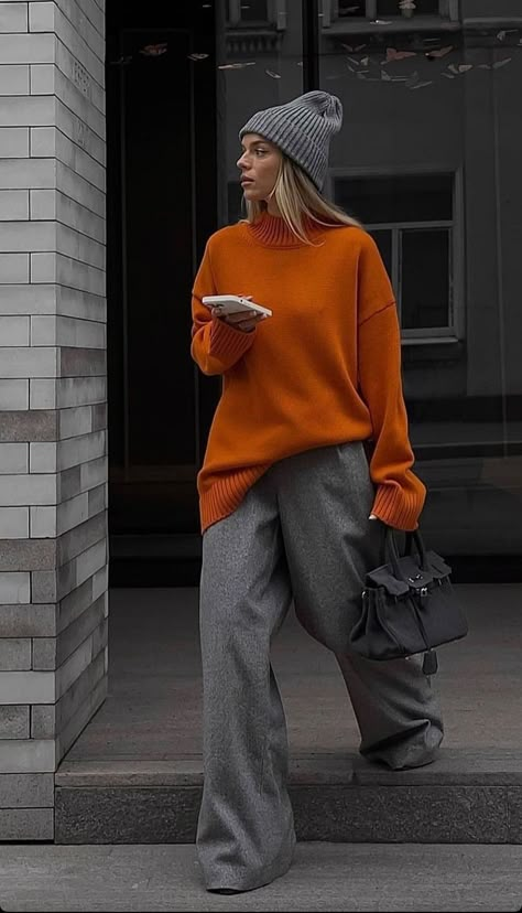 Orange Turtleneck Outfit, Grey Turtleneck Outfit, Orange Turtleneck, Mode Hippie, Grey Outfit, Looks Street Style, Grey Pants, 가을 패션, Autumn Outfit