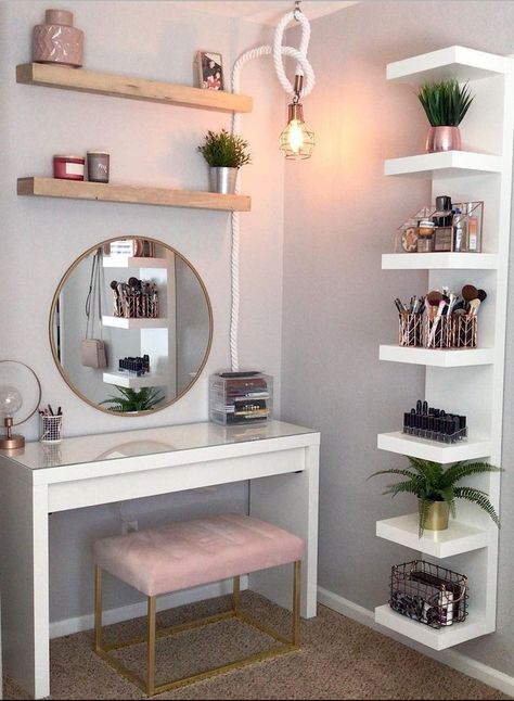 Ajoutez une lampe dans votre coin beauté pour vous assurer que votre maquillage est parfait. Study Room Decor, Redecorate Bedroom, Cozy Room Decor, Teen Bedroom Decor, Room Design Bedroom, Girl Bedroom Decor, Stylish Bedroom, Room Makeover Bedroom, Room Makeover Inspiration