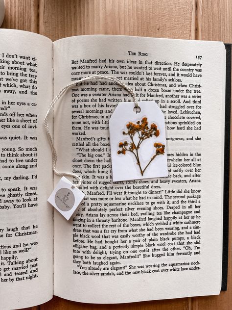 Easy Aesthetic Bookmark Ideas, Cute Book Marks Ideas, Bookish Gifts Diy, Bookmark Craft Diy, Book Accessories Diy, Aesthetic Bookmarks Diy, Book Mark Craft, Dried Flower Book Marks Diy, Diy Book Marks