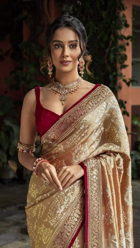 Bridal Sarees For Wedding Indian, Girlish Sarees Indian Weddings, Elegant Saree Party Wear Indian Weddings, Gold Saree Look, Reception Saree For Bride Sister, Reception Look For Bride Sister, Indian Wedding Saree For Bride, Saree Outfit For Wedding, Elegant Saree Look For Wedding