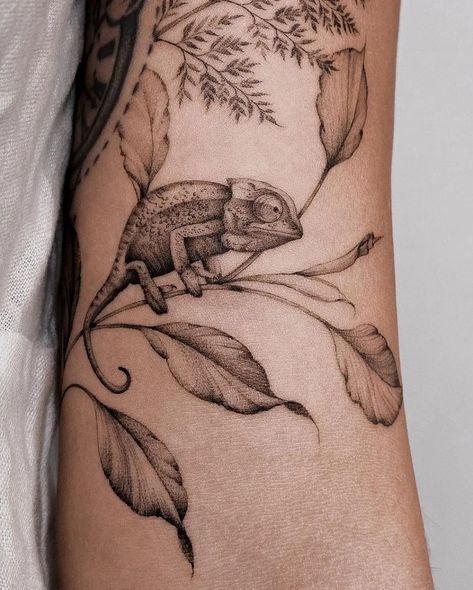 Fine Tattoo Ideas, Back Art Tattoo, Chameleon Tattoos, Very Unique Tattoos, Botanical Back Tattoo, Unique Cat Tattoo, Oasis Tattoo, Tattoo Leaves, Animal Tatoos