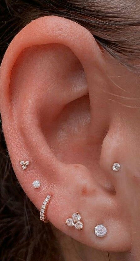 Eat Lobe Piercing, Formal Accessories Jewelry, Eating Piercing, Eat Pearcing, Feminine Ear Piercings, Eat Piercings Aesthetic, Ear Perching, Ear Piercing Inspo Simple, Stacked Piercings