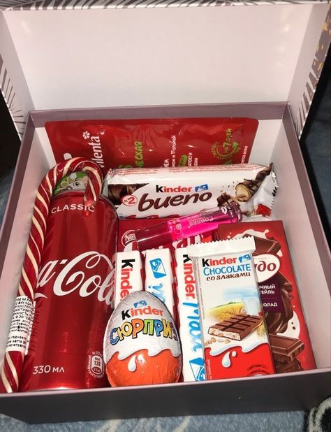 Candy Box Gift, Best Gift Baskets, Toddler Christmas Gifts, Birthday Gifts For Boyfriend Diy, Creative Birthday Gifts, Candy Gift Box, Gift Box Birthday, Cute Couple Gifts, Diy Gifts For Friends