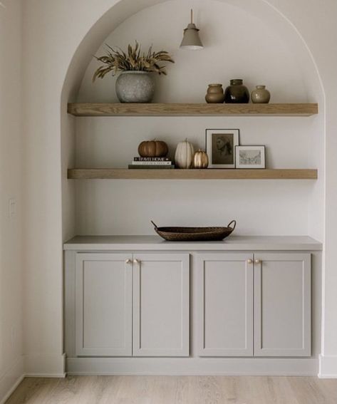 Arched Niches Living Room, Dining Room Wall Niche Ideas, Minimal Built In Shelves, Minimalist Built In Shelf Decor, Living Room Cove Ideas, Arched Recessed Shelves, Arch Living Room Design, Living Room Niche Ideas, Niche Ideas Living Room