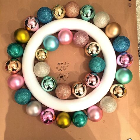 Crafts Dollar Store, Ornament Wreath Diy, Pastel Ornaments, Christmas Decorations Easy, Inexpensive Wreaths, Make An Ornament, Ornaments Diy Christmas, Vintage Ornament Wreath, Retro Christmas Decorations